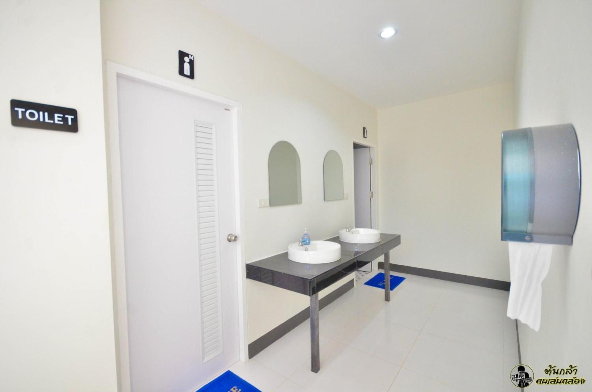 แอ่ว-ดีld Hotel&Residences Ngao Экстерьер фото