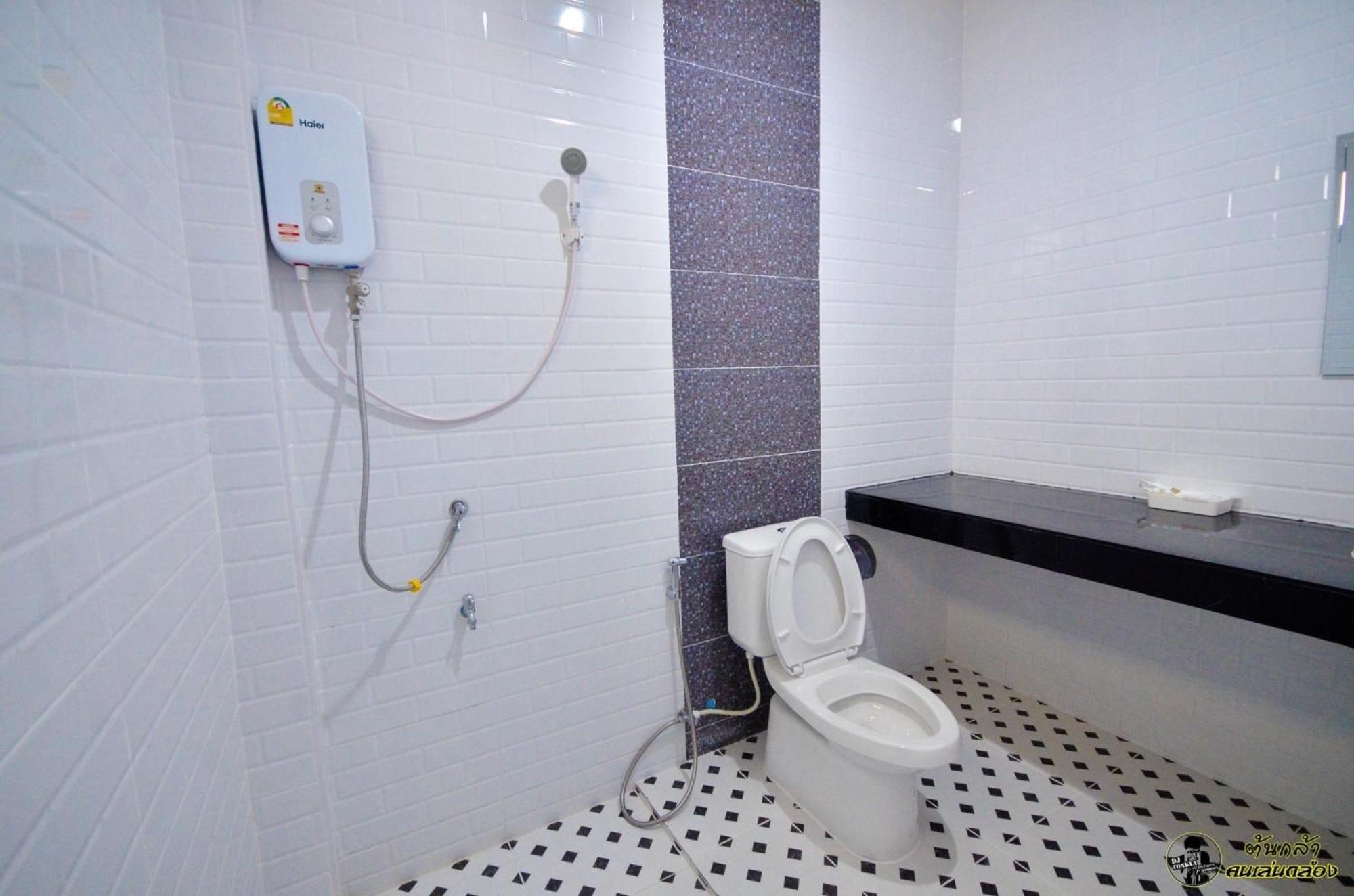 แอ่ว-ดีld Hotel&Residences Ngao Экстерьер фото