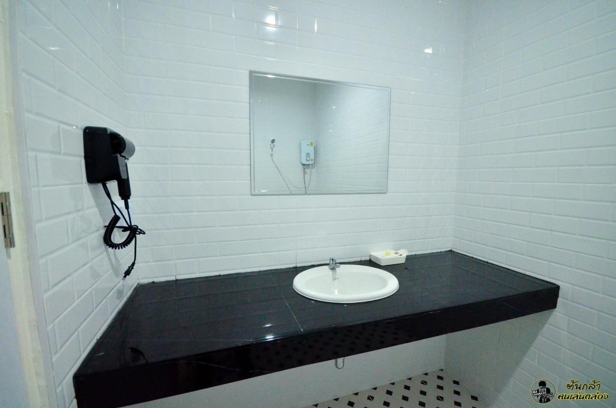 แอ่ว-ดีld Hotel&Residences Ngao Экстерьер фото